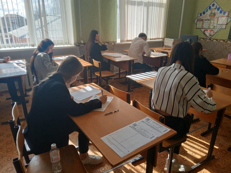 Экзамены в школах 2023. Русские школы. Экзамены в школе. Экзамен фото. Репетиционный экзамен.