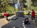 Уборку территории возле памятника пионерам-героям